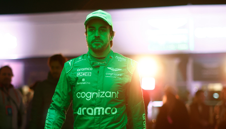 阿斯顿马丁轻取威廉姆斯，塞恩斯点燃赛场