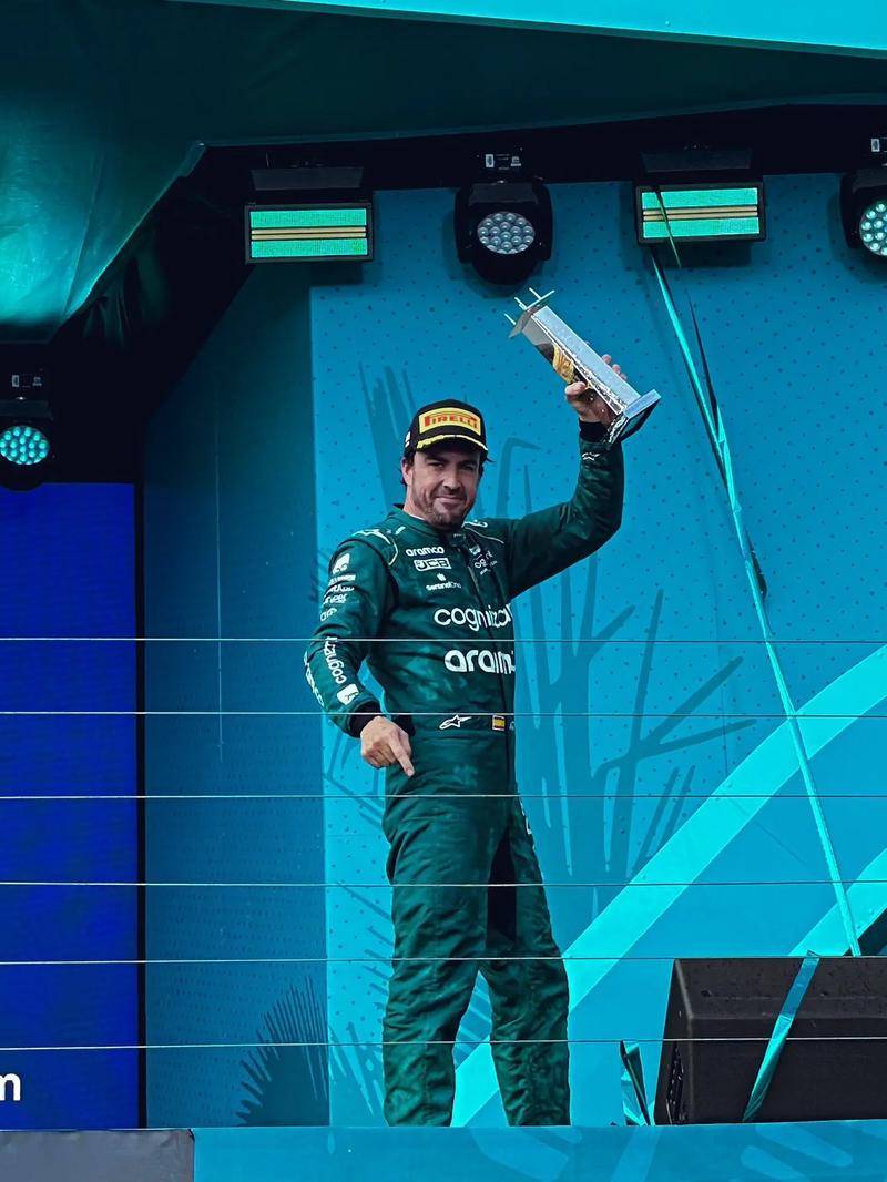 红牛车队轻取迈凯伦,阿隆索刷新纪录 红牛车队轻取迈凯伦,阿隆索刷新纪录